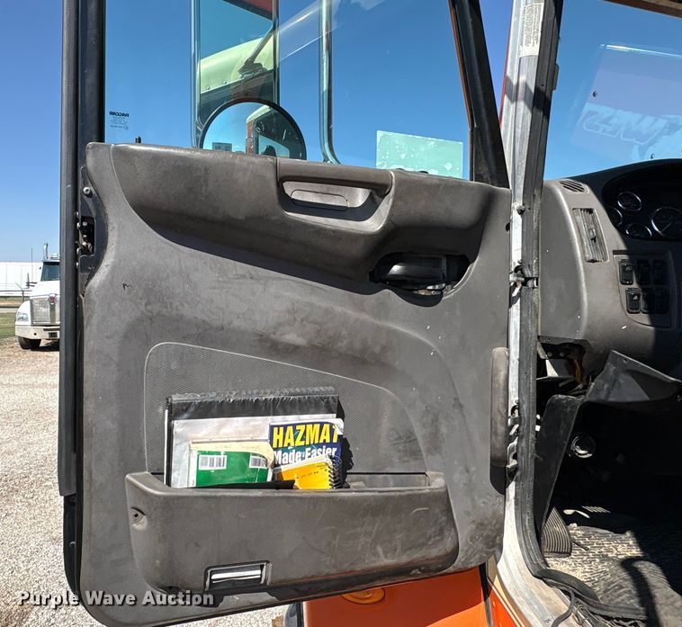 image for item EA7575 2014 Peterbilt 337 truck cab and chassis