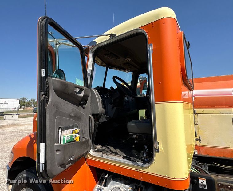 image for item EA7575 2014 Peterbilt 337 truck cab and chassis