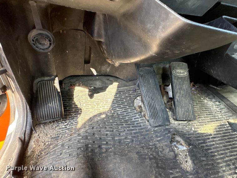 image for item EA7575 2014 Peterbilt 337 truck cab and chassis