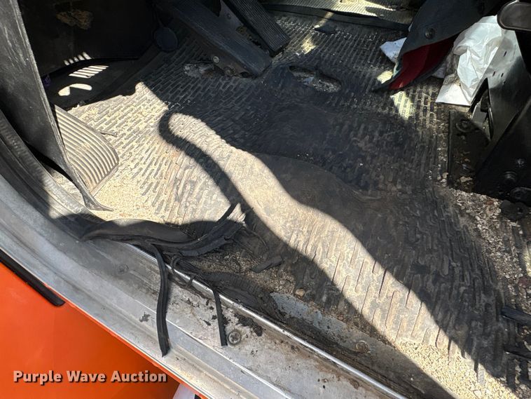 image for item EA7575 2014 Peterbilt 337 truck cab and chassis