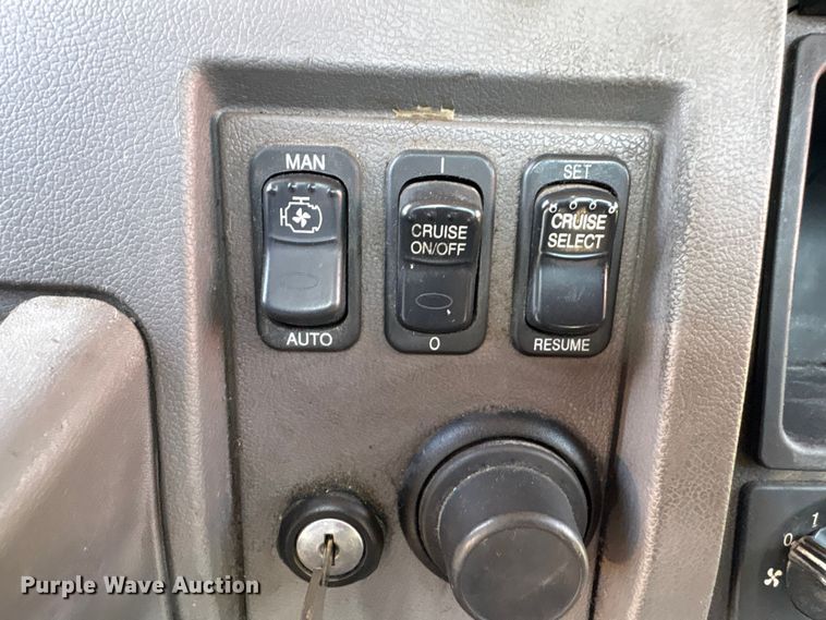 image for item EA7575 2014 Peterbilt 337 truck cab and chassis