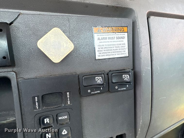 image for item EA7575 2014 Peterbilt 337 truck cab and chassis