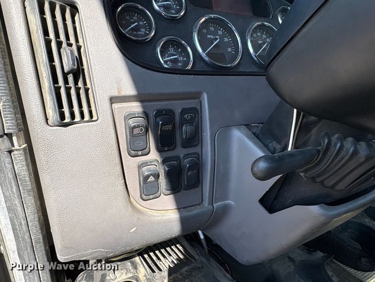 image for item EA7575 2014 Peterbilt 337 truck cab and chassis