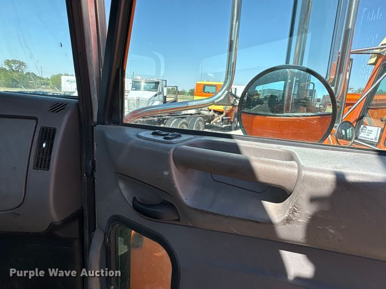 image for item EA7575 2014 Peterbilt 337 truck cab and chassis