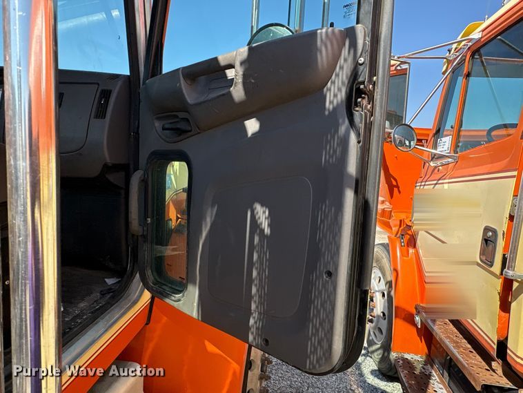 image for item EA7575 2014 Peterbilt 337 truck cab and chassis