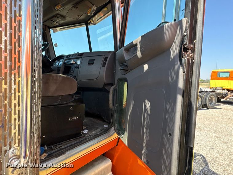 image for item EA7575 2014 Peterbilt 337 truck cab and chassis