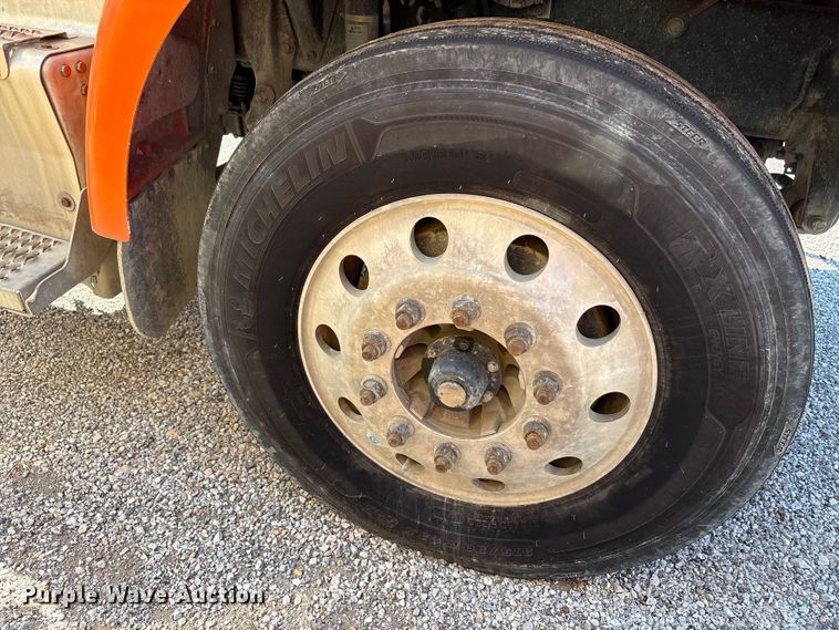 image for item EA7575 2014 Peterbilt 337 truck cab and chassis