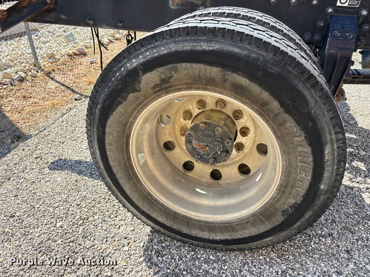 image for item EA7575 2014 Peterbilt 337 truck cab and chassis