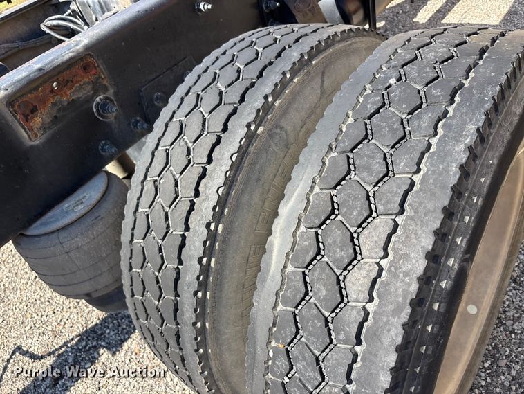 image for item EA7575 2014 Peterbilt 337 truck cab and chassis