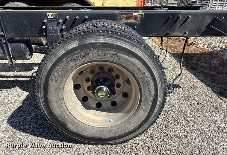 image for item EA7575 2014 Peterbilt 337 truck cab and chassis