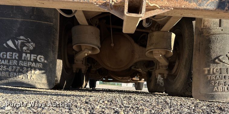 image for item EA7576 2004 Freightliner Business Class M2 fuel truck