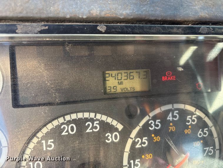 image for item EA7576 2004 Freightliner Business Class M2 fuel truck