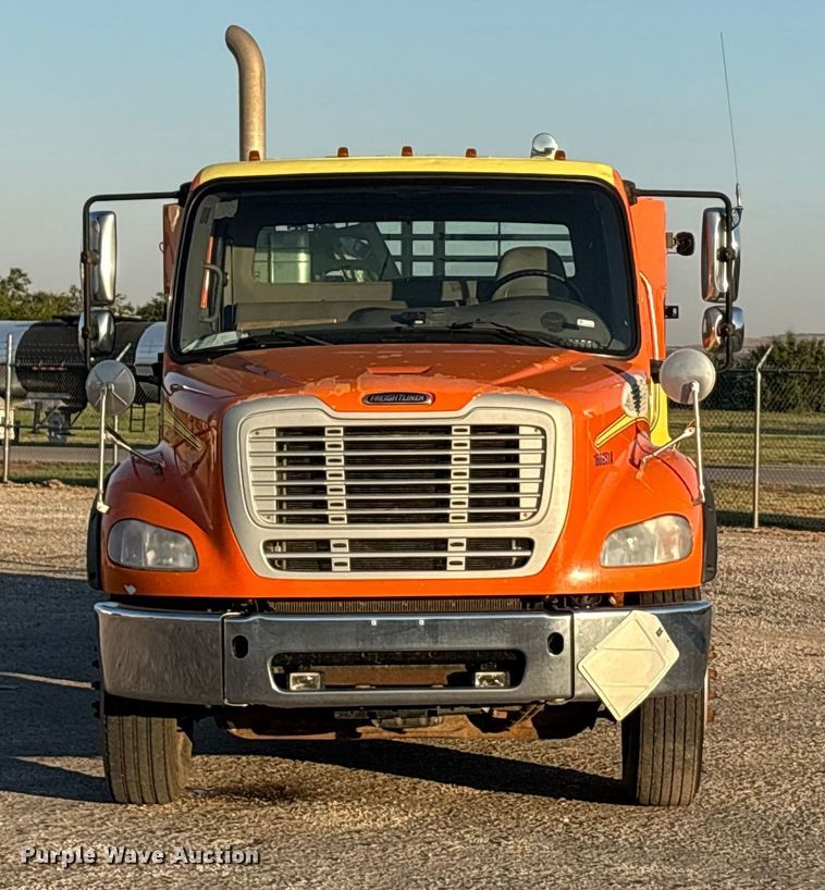 image for item EA7577 2016 Freightliner Business Class M2 flatbed truck