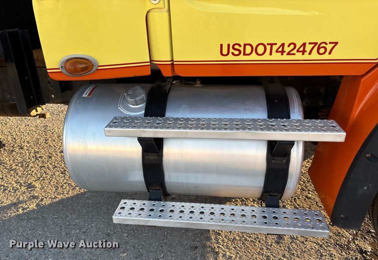 image for item EA7577 2016 Freightliner Business Class M2 flatbed truck