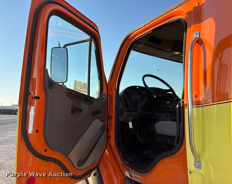 image for item EA7577 2016 Freightliner Business Class M2 flatbed truck