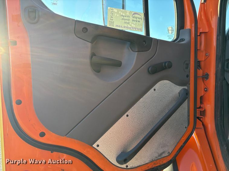 image for item EA7577 2016 Freightliner Business Class M2 flatbed truck