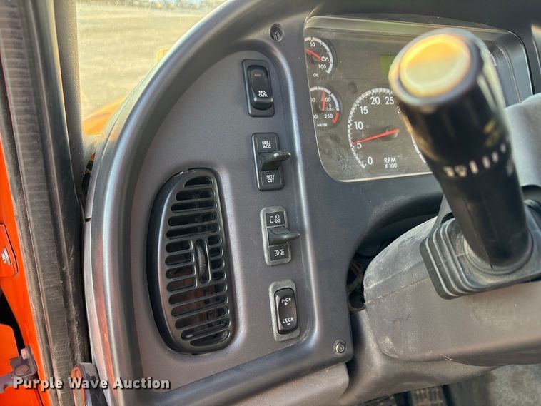 image for item EA7577 2016 Freightliner Business Class M2 flatbed truck