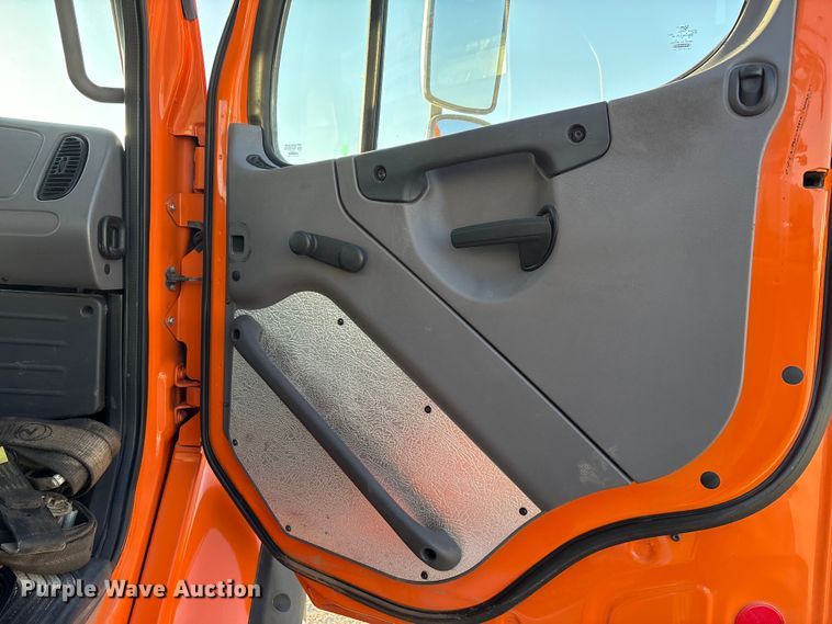 image for item EA7577 2016 Freightliner Business Class M2 flatbed truck