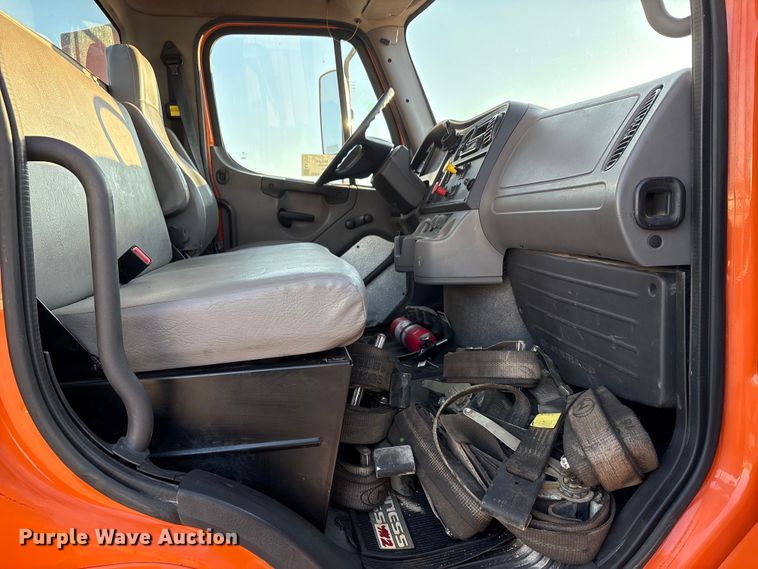 image for item EA7577 2016 Freightliner Business Class M2 flatbed truck