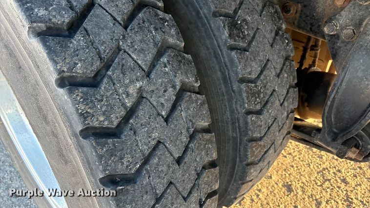 image for item EA7577 2016 Freightliner Business Class M2 flatbed truck