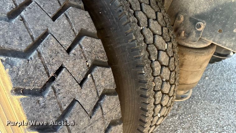 image for item EA7577 2016 Freightliner Business Class M2 flatbed truck