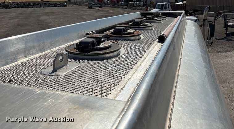 image for item EA7578 2007 Freightliner Business Class M2 fuel truck