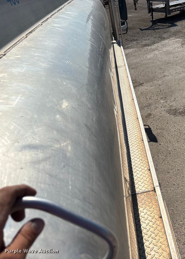 image for item EA7578 2007 Freightliner Business Class M2 fuel truck