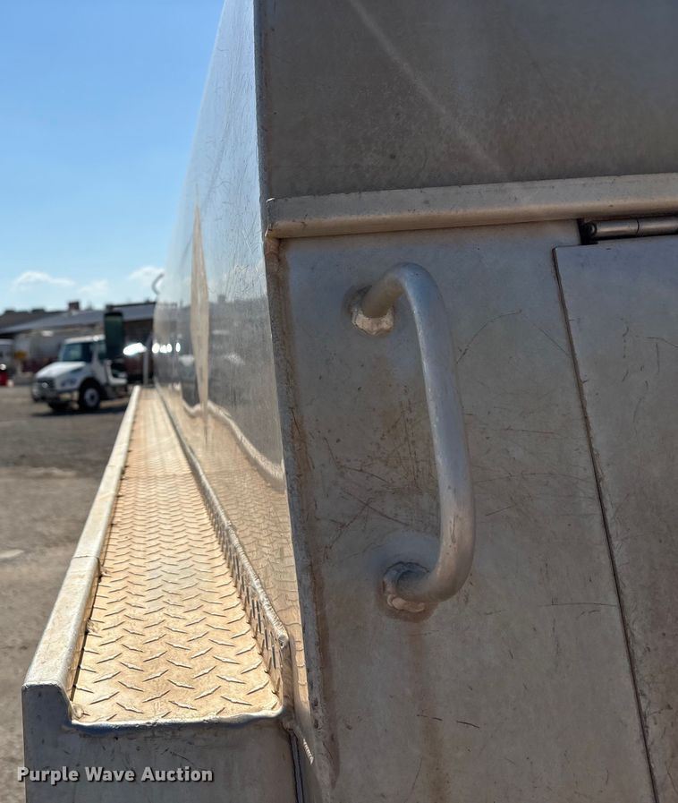 image for item EA7578 2007 Freightliner Business Class M2 fuel truck