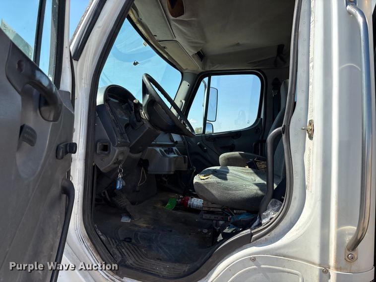 image for item EA7578 2007 Freightliner Business Class M2 fuel truck