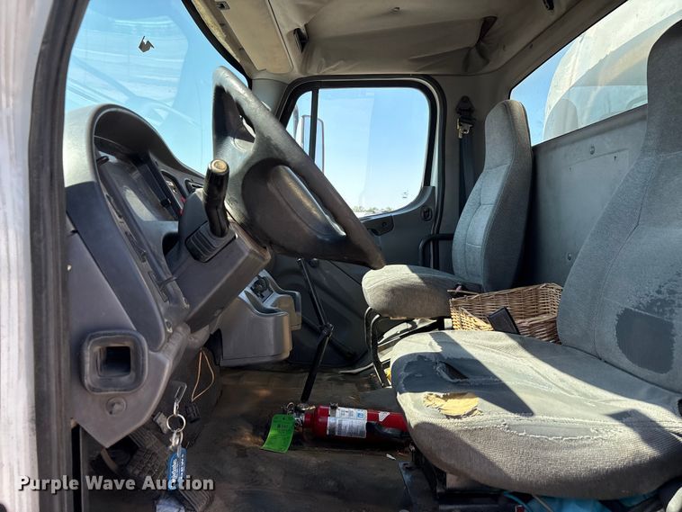 image for item EA7578 2007 Freightliner Business Class M2 fuel truck