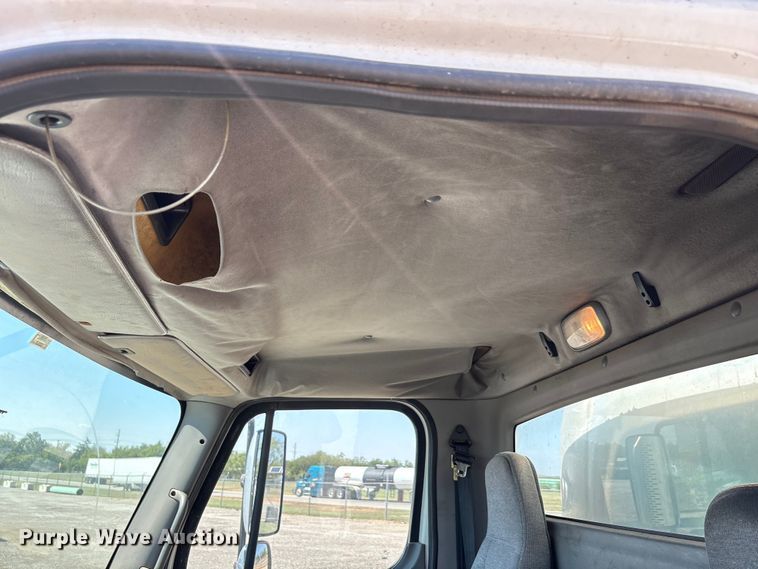 image for item EA7578 2007 Freightliner Business Class M2 fuel truck