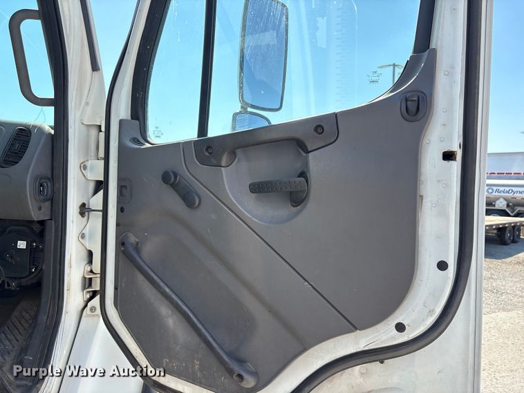 image for item EA7578 2007 Freightliner Business Class M2 fuel truck