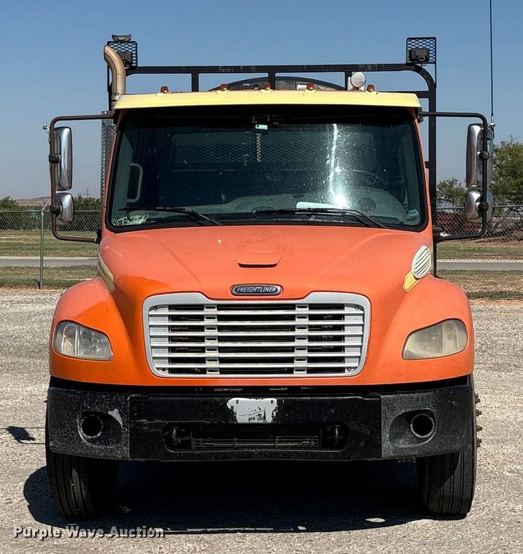 image for item EA7580 2006 Freightliner Business Class M2 flatbed truck