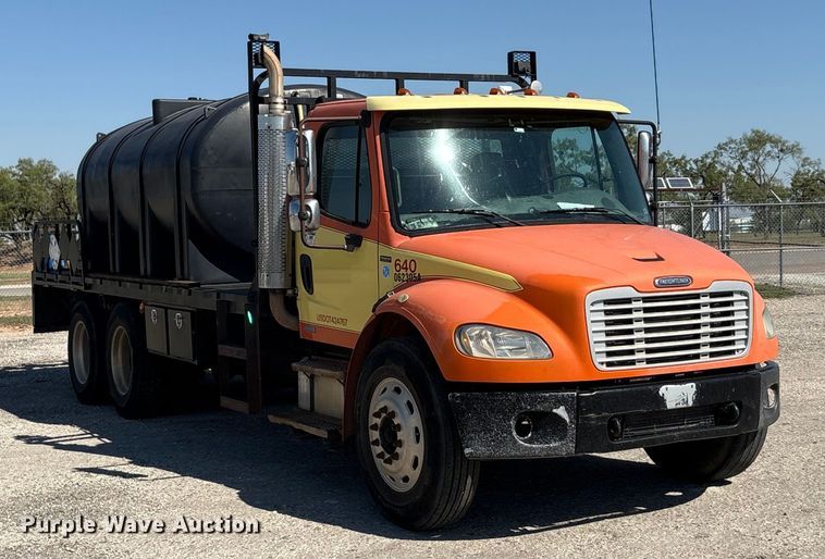 image for item EA7580 2006 Freightliner Business Class M2 flatbed truck