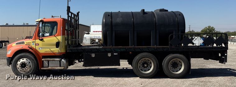 image for item EA7580 2006 Freightliner Business Class M2 flatbed truck