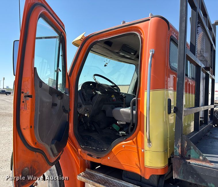 image for item EA7580 2006 Freightliner Business Class M2 flatbed truck