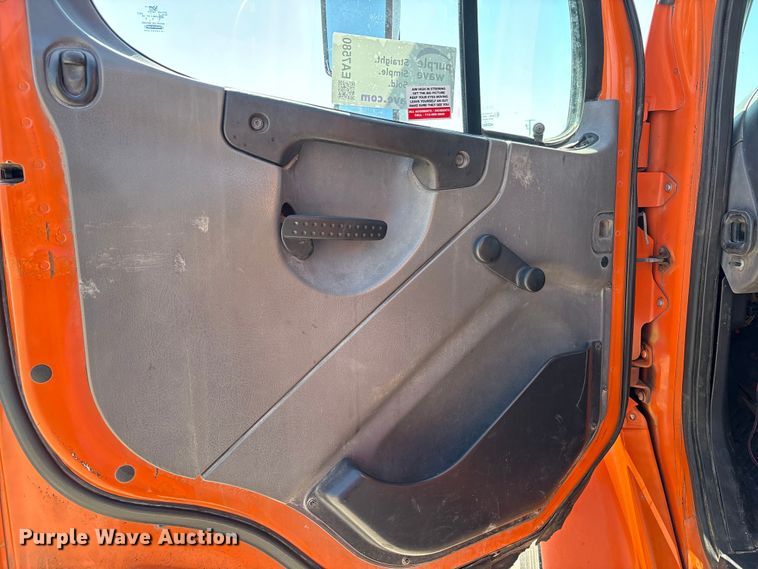 image for item EA7580 2006 Freightliner Business Class M2 flatbed truck