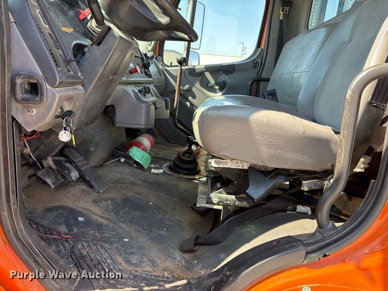 image for item EA7580 2006 Freightliner Business Class M2 flatbed truck