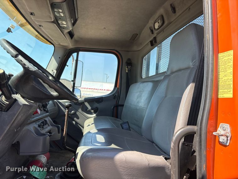 image for item EA7580 2006 Freightliner Business Class M2 flatbed truck