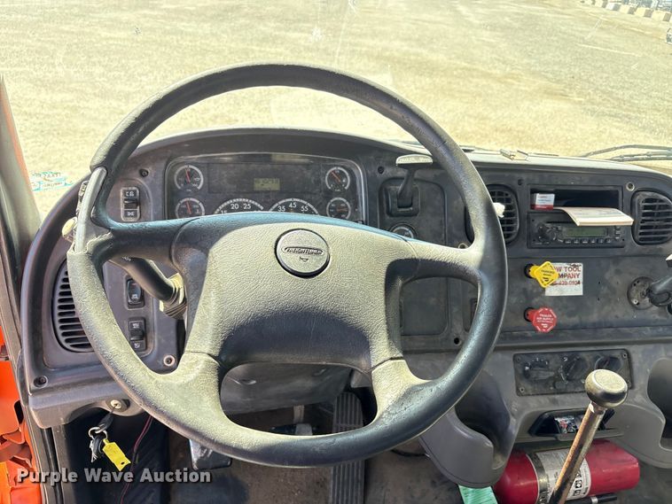 image for item EA7580 2006 Freightliner Business Class M2 flatbed truck