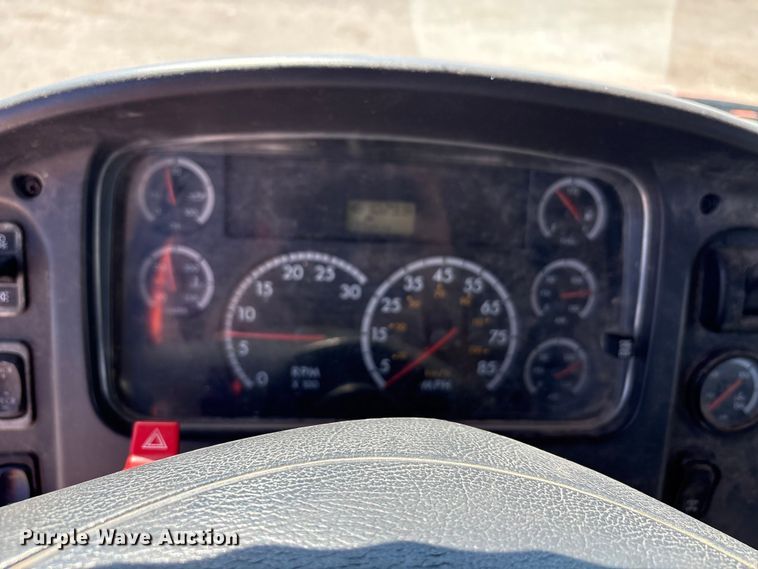 image for item EA7580 2006 Freightliner Business Class M2 flatbed truck