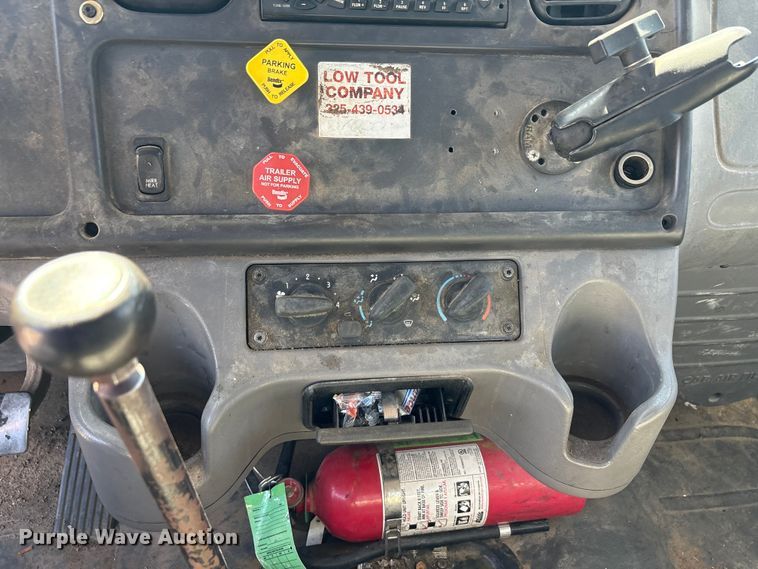 image for item EA7580 2006 Freightliner Business Class M2 flatbed truck