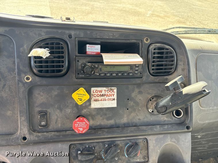 image for item EA7580 2006 Freightliner Business Class M2 flatbed truck