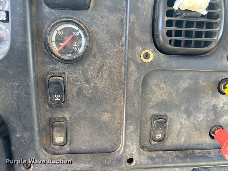 image for item EA7580 2006 Freightliner Business Class M2 flatbed truck