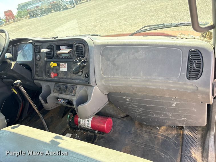 image for item EA7580 2006 Freightliner Business Class M2 flatbed truck