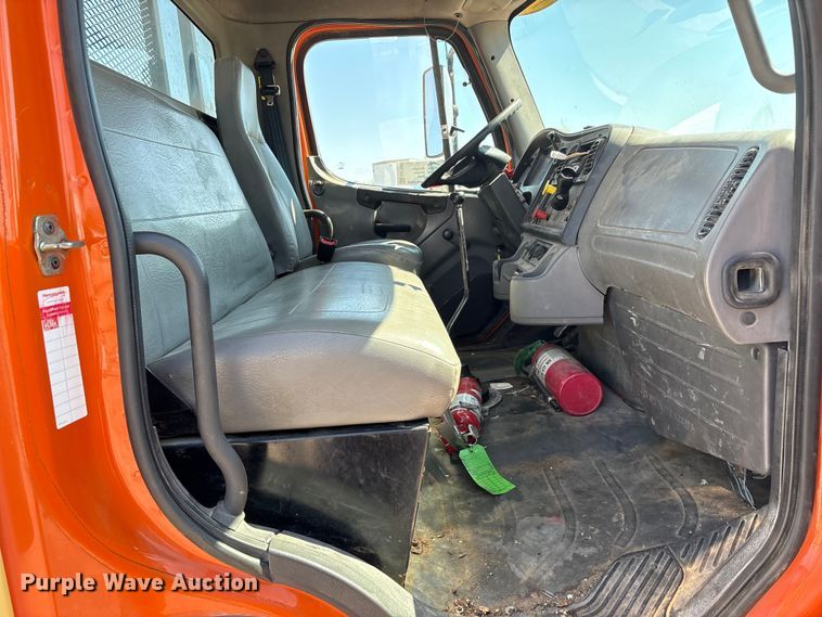 image for item EA7580 2006 Freightliner Business Class M2 flatbed truck