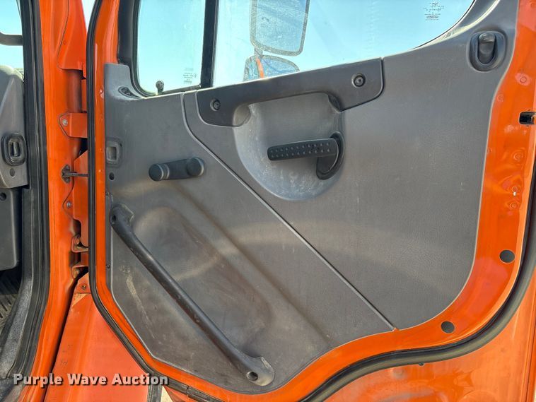 image for item EA7580 2006 Freightliner Business Class M2 flatbed truck