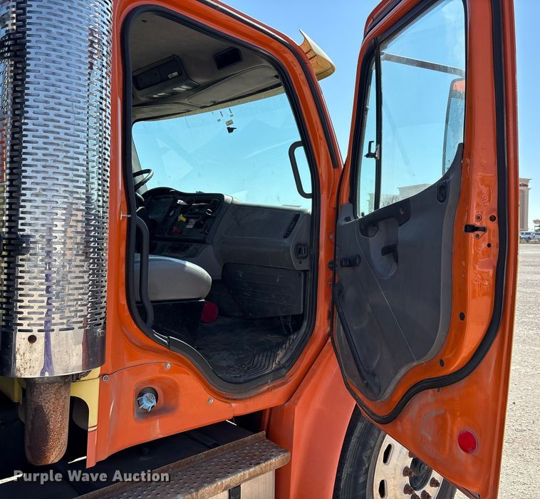 image for item EA7580 2006 Freightliner Business Class M2 flatbed truck