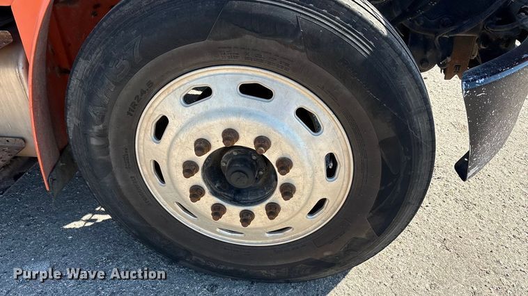 image for item EA7580 2006 Freightliner Business Class M2 flatbed truck