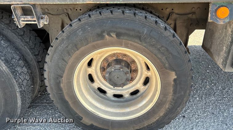 image for item EA7580 2006 Freightliner Business Class M2 flatbed truck